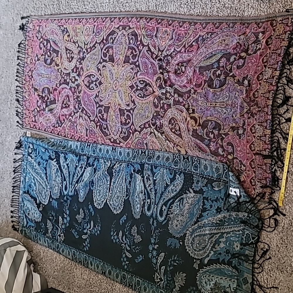 2x STUNNING MODERN EXPRESSIONS Large paisley SCARVES